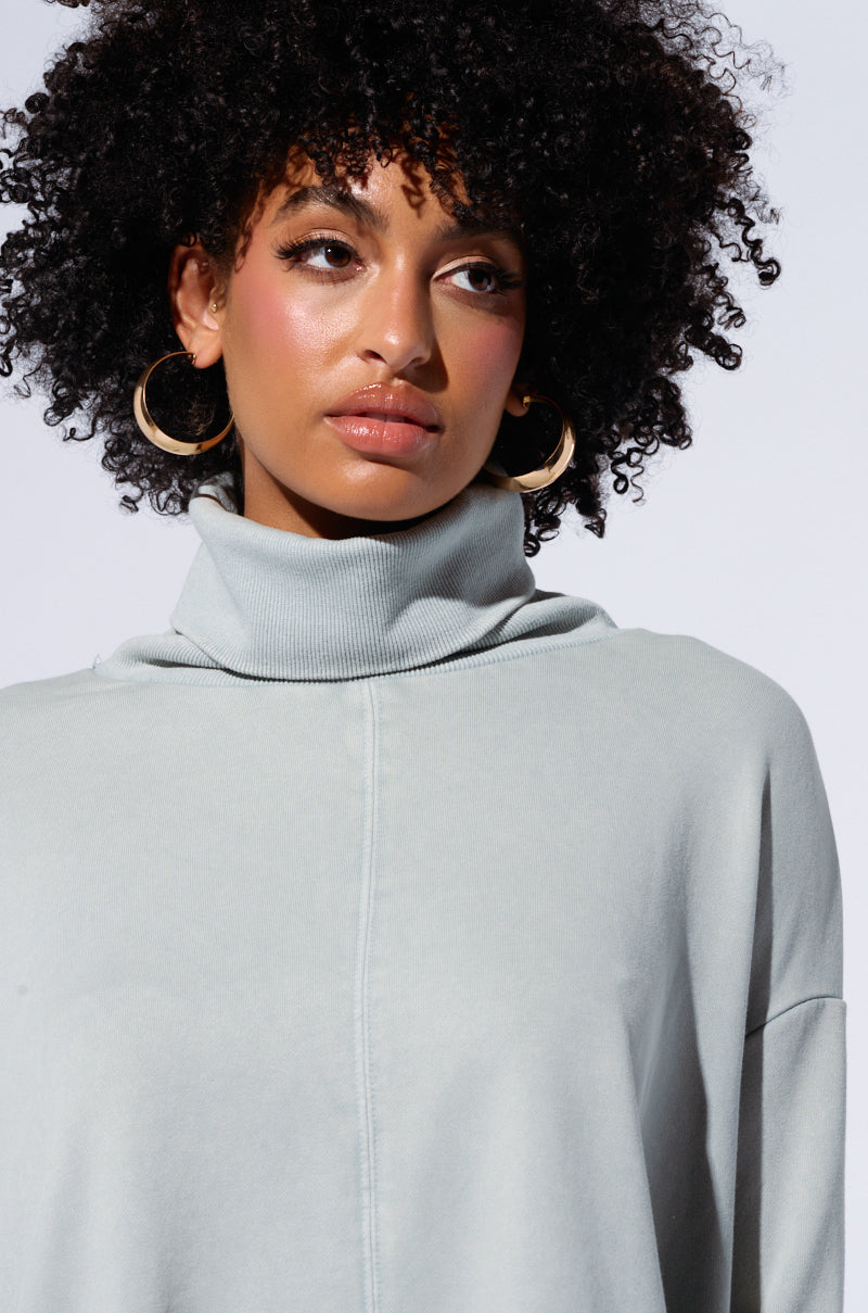 LAINIE TURTLENECK HIGH LOW SWEATSHIRT DRESS IN GREY