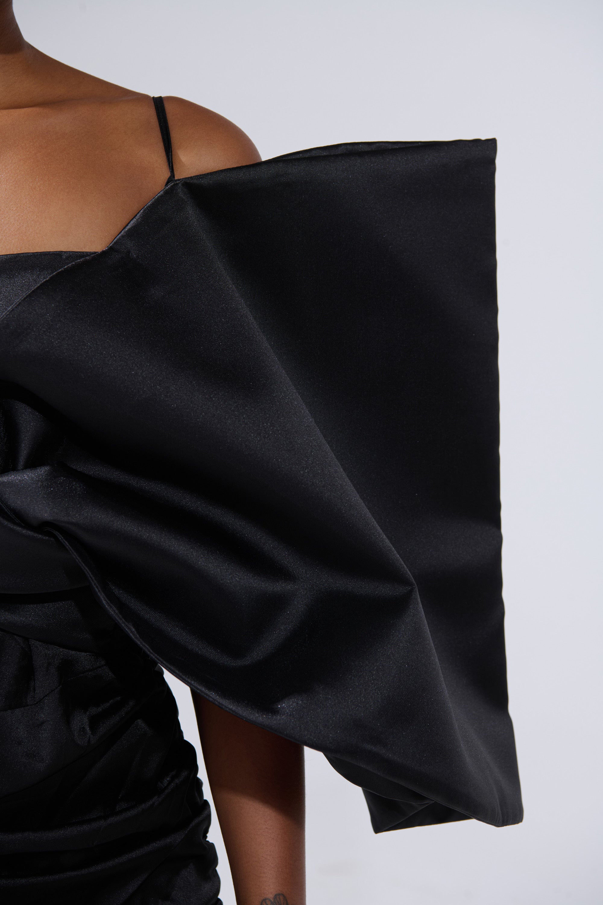 ONE OF ONE BOW MIDI DRESS IN BLACK