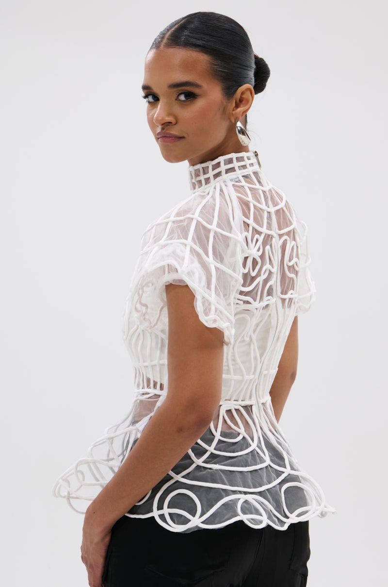 DOLL FACE SHORT SLEEVE STRUCTURED BLOUSE