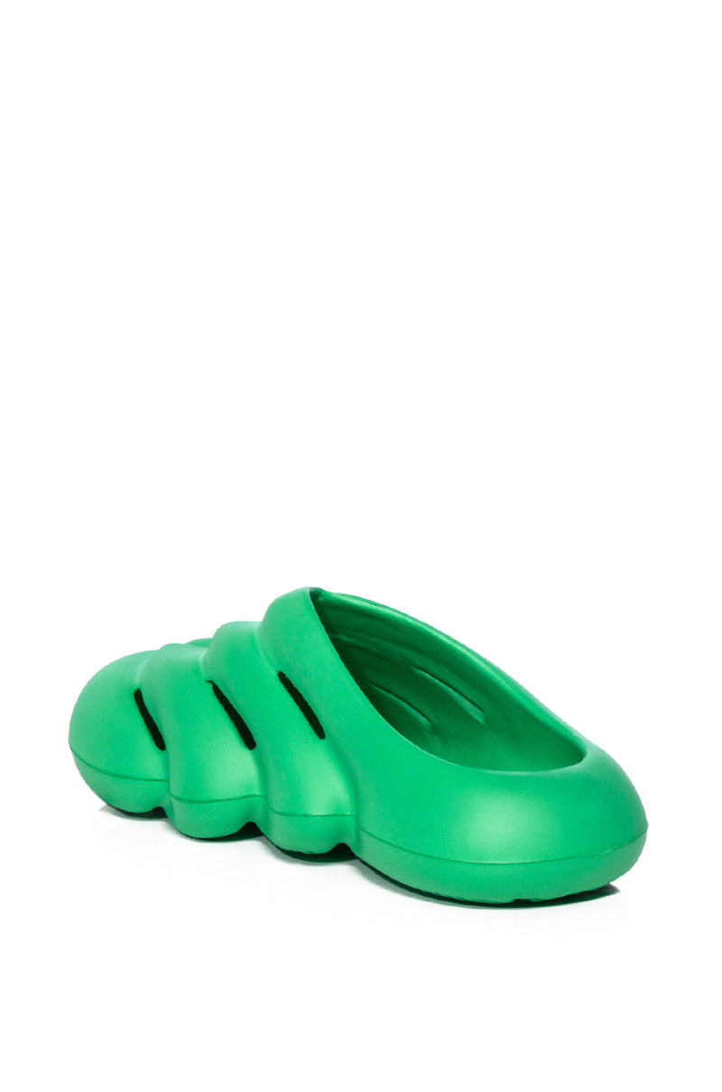AZALEA WANG RUMBLE RUBBER FLAT SANDAL IN GREEN