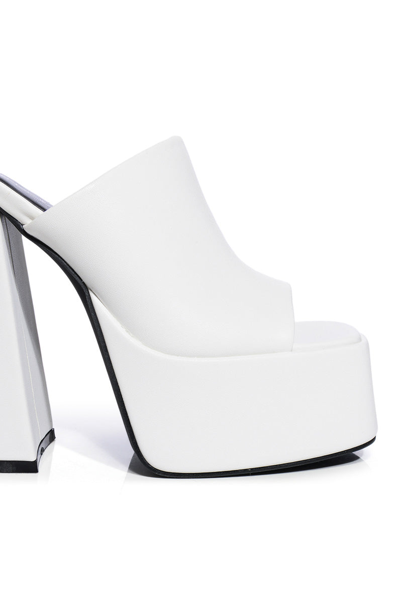 AZALEA WANG SHEBA CHUNKY SANDAL IN WHITE