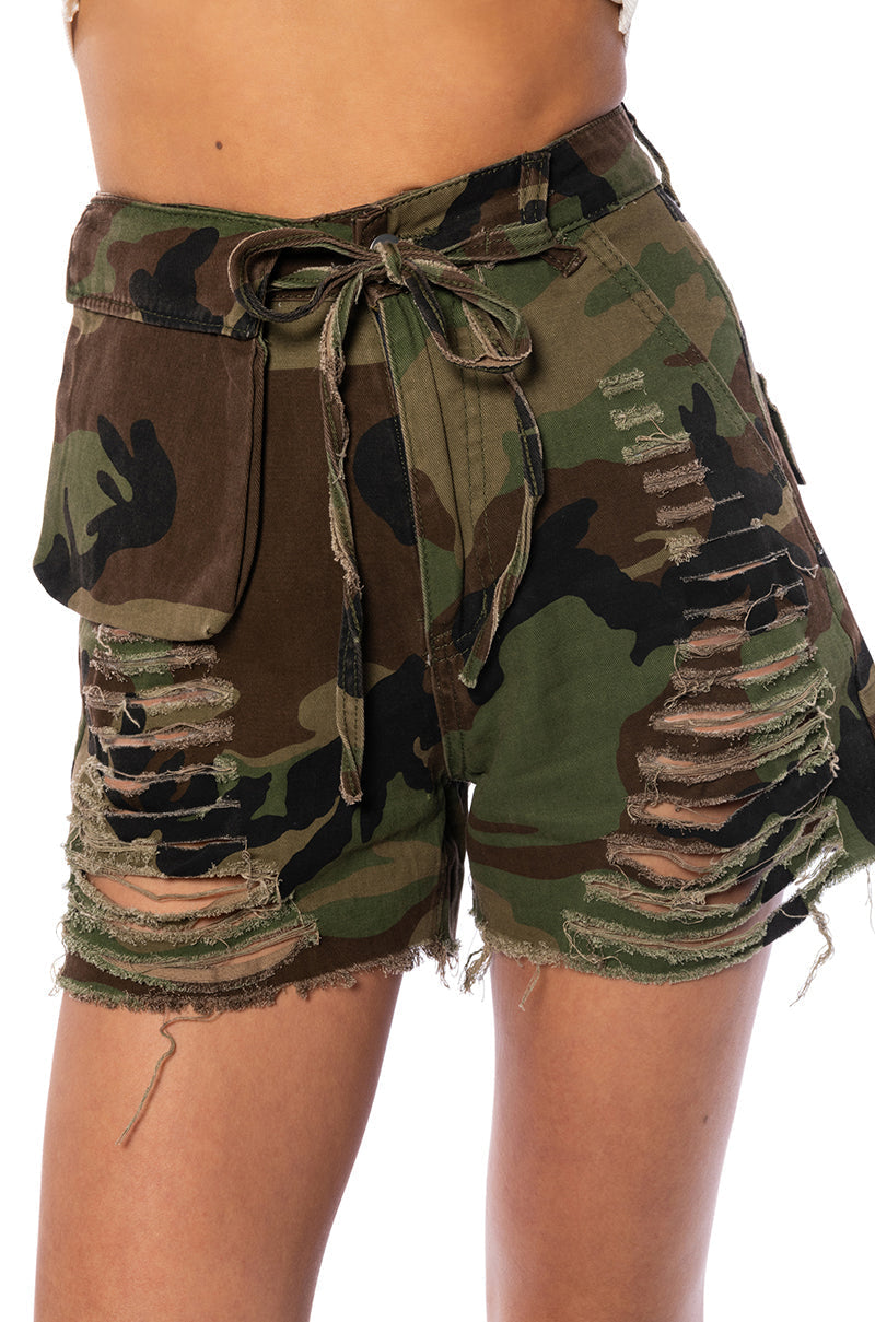 AT ATTENTION DISTRESSED CAMO SHORT