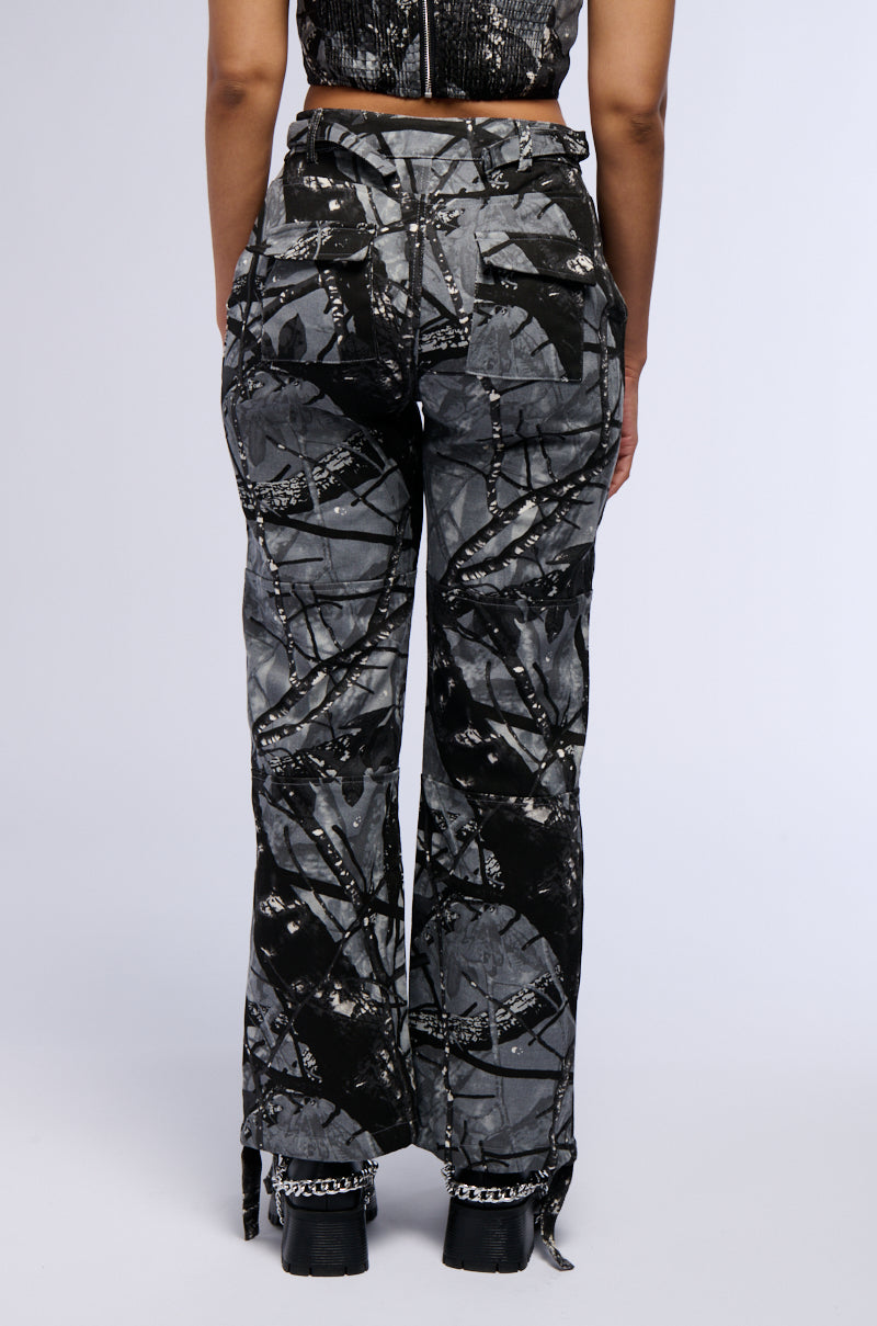 GROUNDED ENERGY PRINTED WOVEN WIDE LEG CARGO PANT